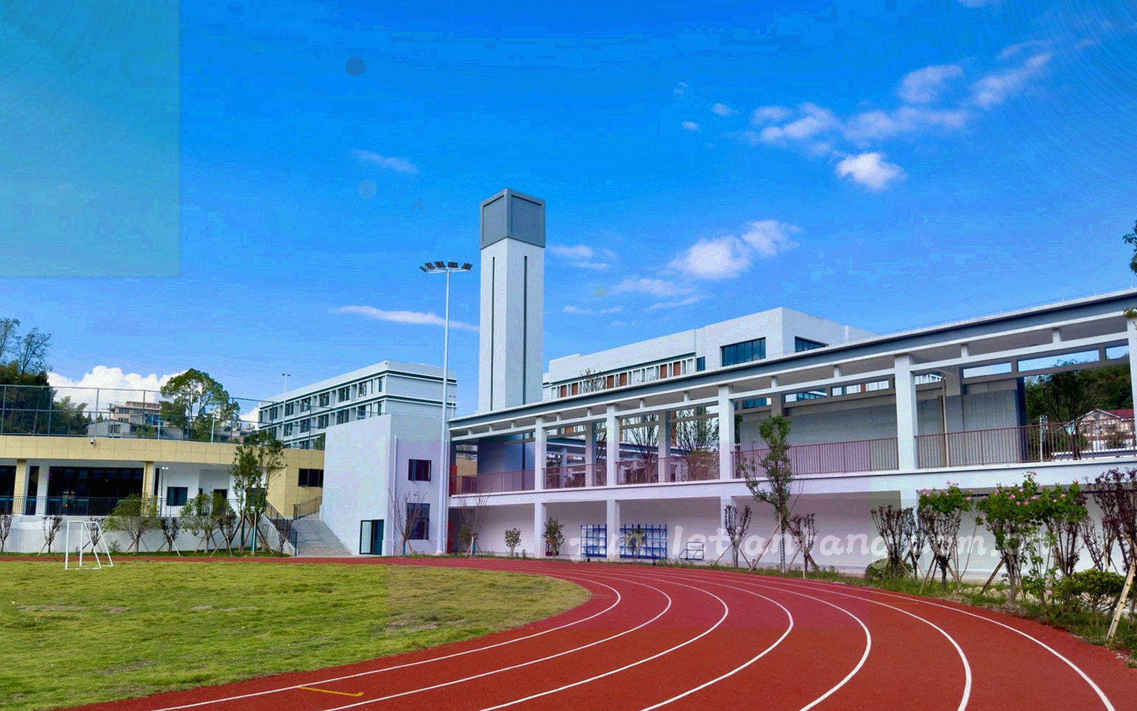 V3 工作台界面，左侧竖向索引、中部内容列表、右侧状态卡片，条目旁带暖橘色编号