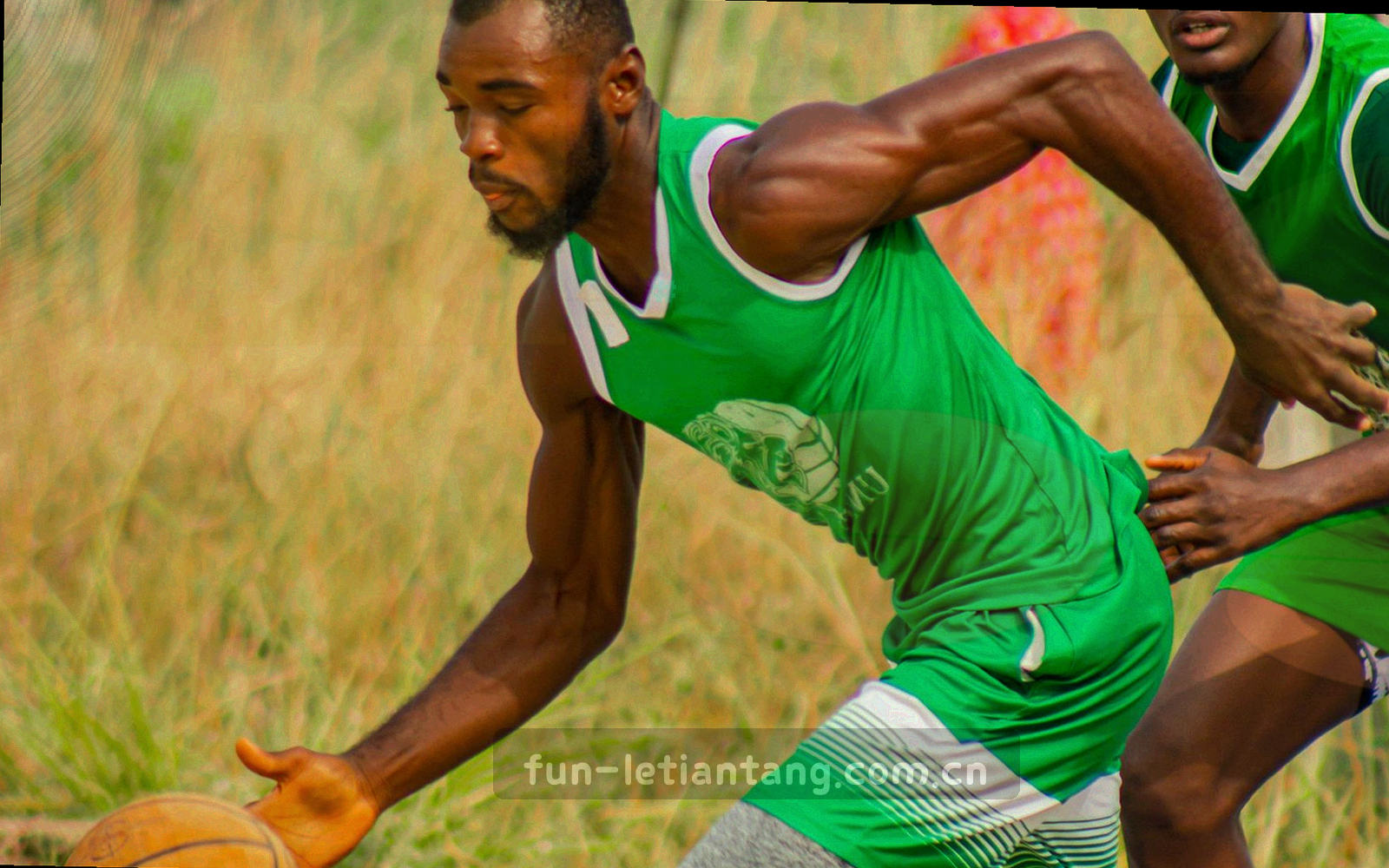 俯拍桌面上错落摆放的界面截图、索引卡与便签，暖橘色标签把十二组桌面场景串在一起
